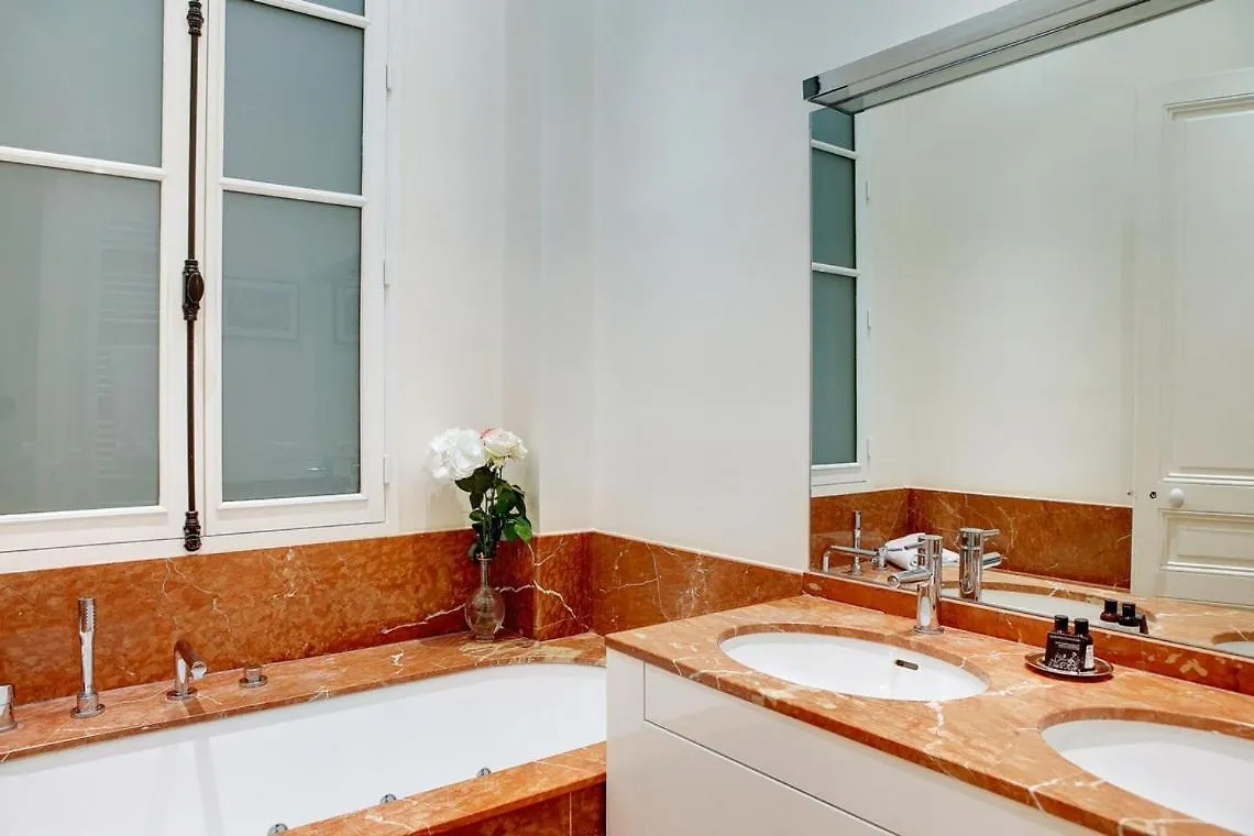 Apartment In A Great Location Close To The Eiffel Tower Paris 0*,